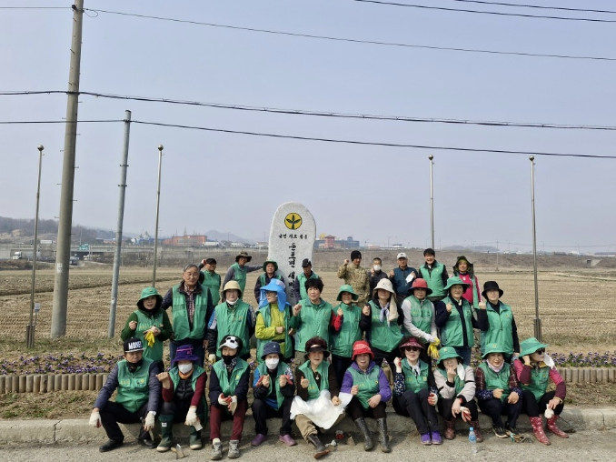 아산시 둔포면 새마을지도자, 봄맞이 꽃묘 식재로 활기찬 마을 조성