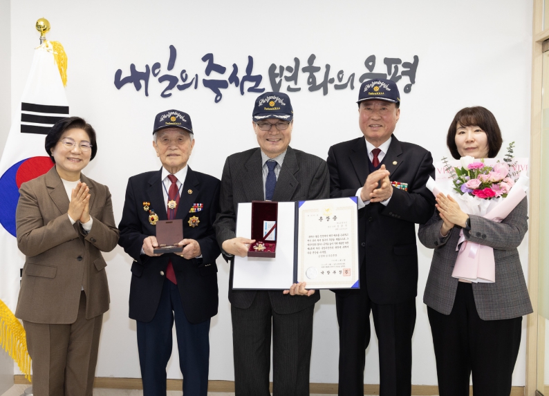 "무명의 용사, 영원히 기록되다" 은평구, 6·25전쟁 참전유공자 故 김공식 상병 무공훈장 전수