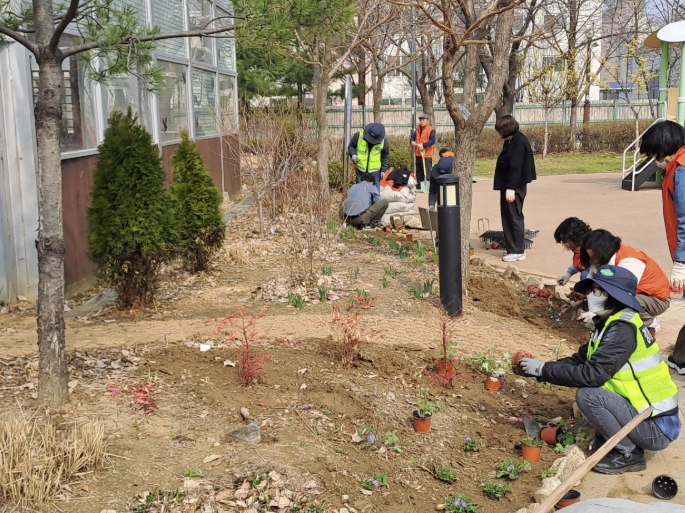 군포 금정주민자치회 반딧불마을 분과, 금정제일어린이공원 식재 행사 개최