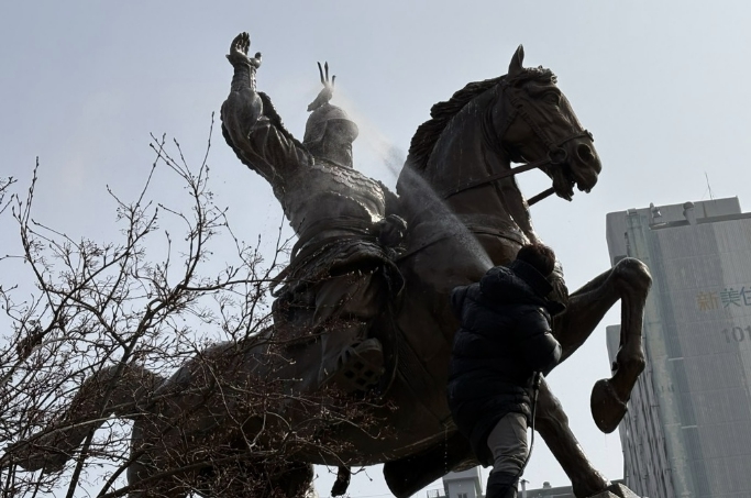수원시 장안구, '우리공원 새빛 새단장' 새봄맞이 동상 세척 실시