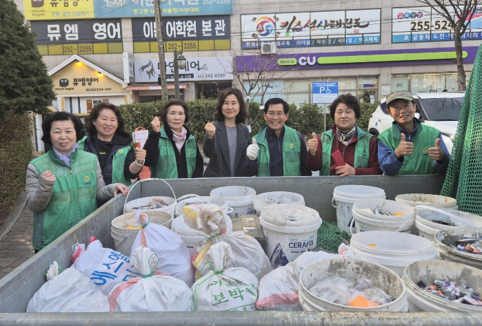 수원시 장안구 새마을지도자조원1동협의회, 자원순환 실천을 위한 '사랑의 폐건전지' 전달