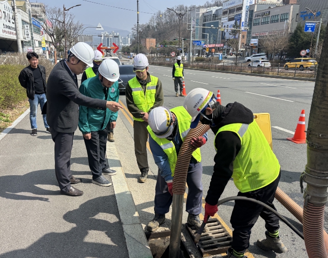 천안시 동남구, 도로변 빗물받이 집중점검… 침수피해 선제적 대응