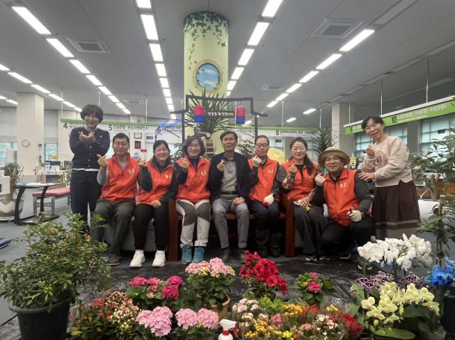 진주시, 국민행복민원실 실내정원 ‘봄맞이 새단장’
