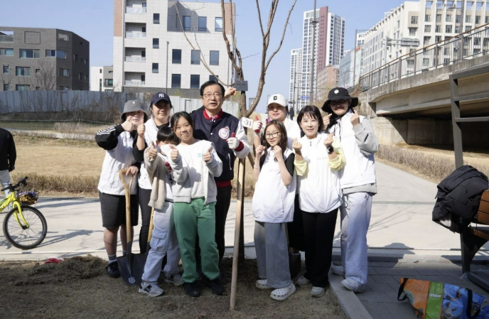 "우리 가족 첫 나무예요" 하남 감일 능안천에 심은 분홍빛 설렘