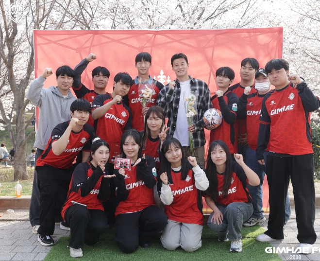 활짝 핀 벚꽃 아래 축구 열기 가득! ‘김해FC2008 팬즈데이’ 통해 지역 밀착 행보