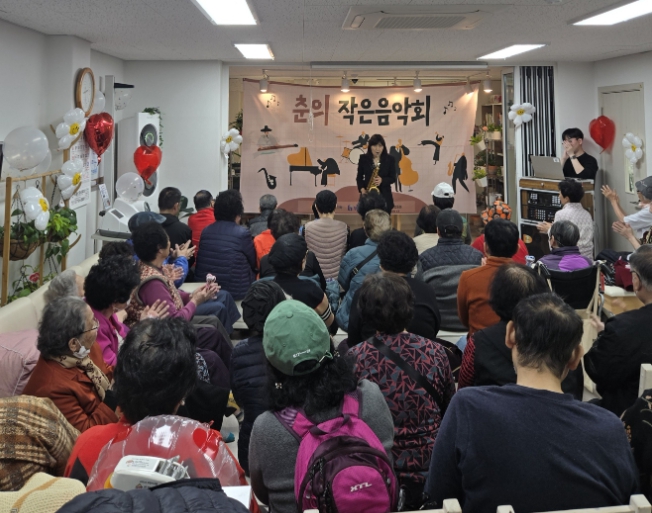 부천시 춘의종합사회복지관, 지역주민과 함께하는 “춘의작은음악회” 개최 