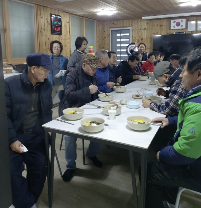 작은 경로당의 큰 변화… 단양 어의곡3리, 도시락으로 어르신 돌본다