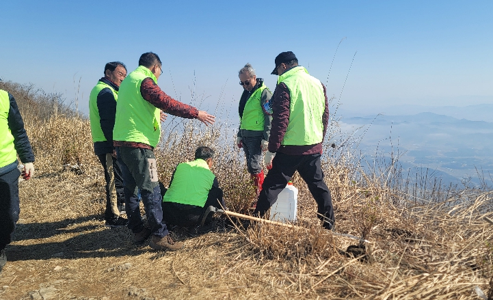 홍성군 광천읍, 오서산 정상서 봄 맞이 나서