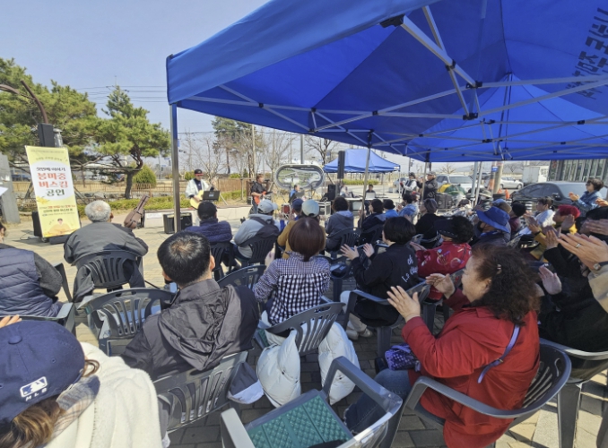 시흥시 신현동, 봄 여는 따뜻한 선율…'봄 마중 버스킹 공연' 마쳐