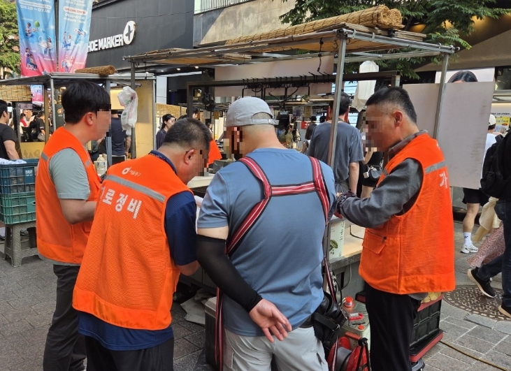 서울 중구, 명동 거리가게 먹거리 위생 '정조준'…'선제적 수거검사'로 사각지대 없앤다
