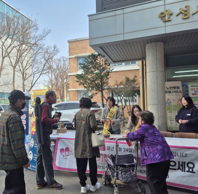 안성시보건소, 안성시노인복지관 어르신 대상 맞춤형 '결핵예방 홍보부스' 운영