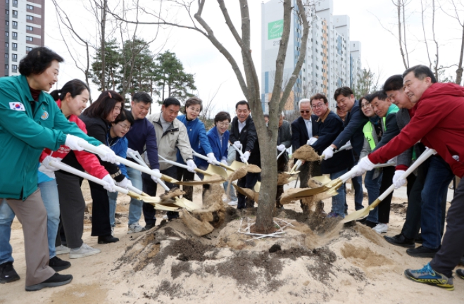 수원특례시의회, 제81회 식목일 기념 나무심기 행사 참석