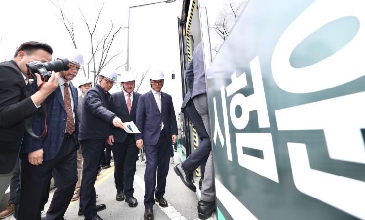 대전시의회, 국내 최초 3칸 굴절차량 시험운행 현장 점검