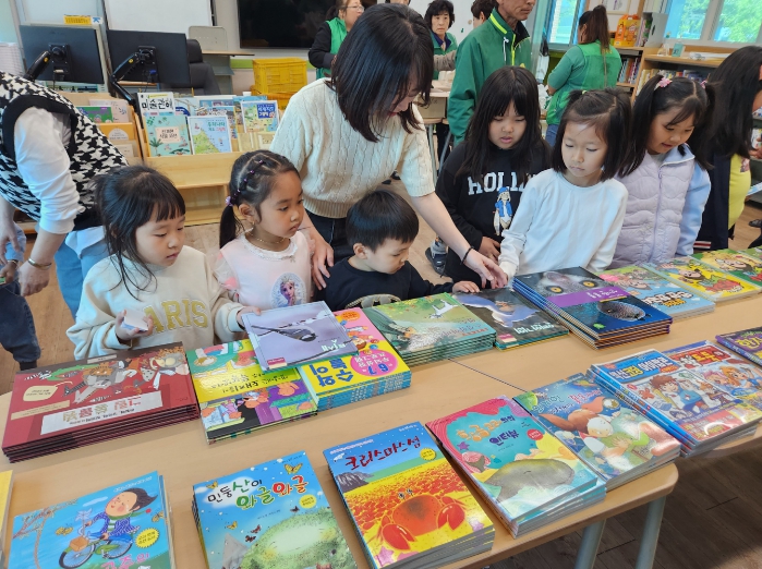 영동군, 작은도서관 도서구입비 지원사업 공모…“독서문화 기반 강화”