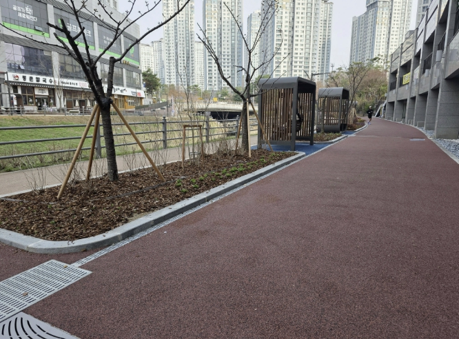 수원시 영통구, 하동 공공공지 산책로 정비 완료…보행환경 개선 및 상권 활력 기대