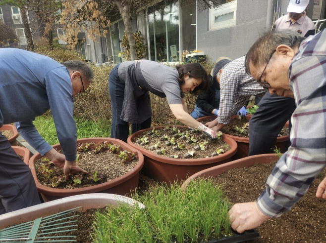 수원시 영통구 광교2동, 폐비닐 화분에 새 생명 불어넣다… 경로당 찾아가는 원예테라피 운영
