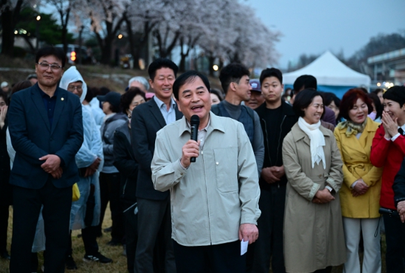 김천시, 직지사천 벚꽃길 걷기 및 나무 나누어주기 행사 성황리 마쳐