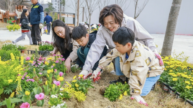 과천시, 시민 참여 마을정원 조성 시작…지정타 근린공원4에서 '꽃 심기 행사' 가져