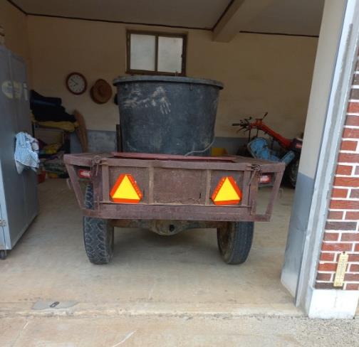 농업기계 교통사고 예방! 부여군, 안전 경고판 보급