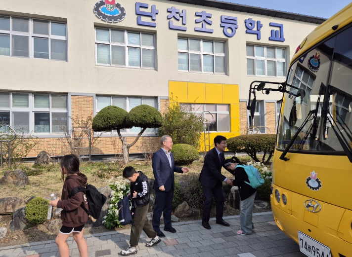 윤건영 충북교육감, 단양 한국호텔관광고·단천초 방문