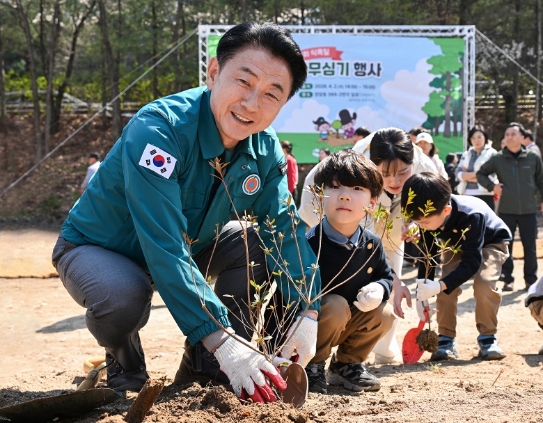 의정부시, 방치된 나대지 정원으로 탈바꿈…장암동 봄철 나무심기