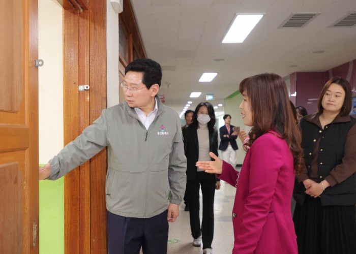 이상일 용인특례시장, 한빛초 등굣길 교통지도봉사·현장 점검