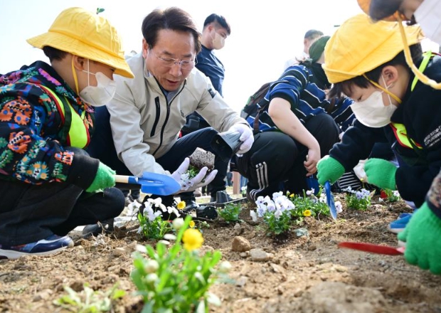 인천시, 식목일 맞아 시민과 함께 나무 심기 행사 개최