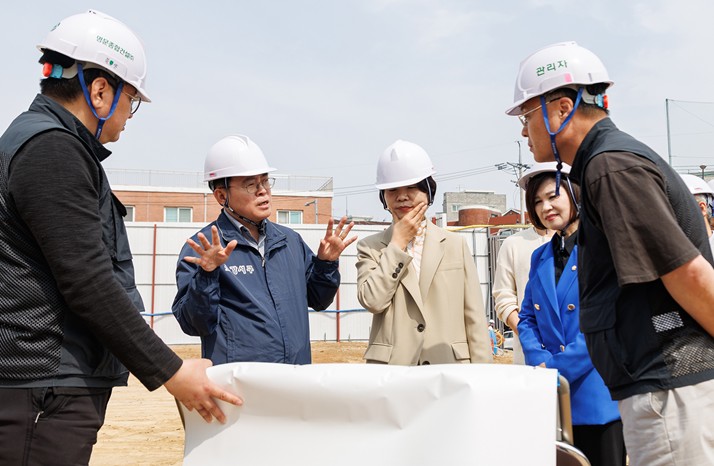 진교훈 강서구청장, 화곡초 지하주차장·한강변 둘레길 현장 점검