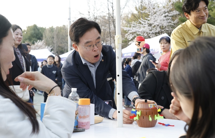 진교훈 강서구청장, ‘강서봄빛페스타’ 찾아 소통 행보