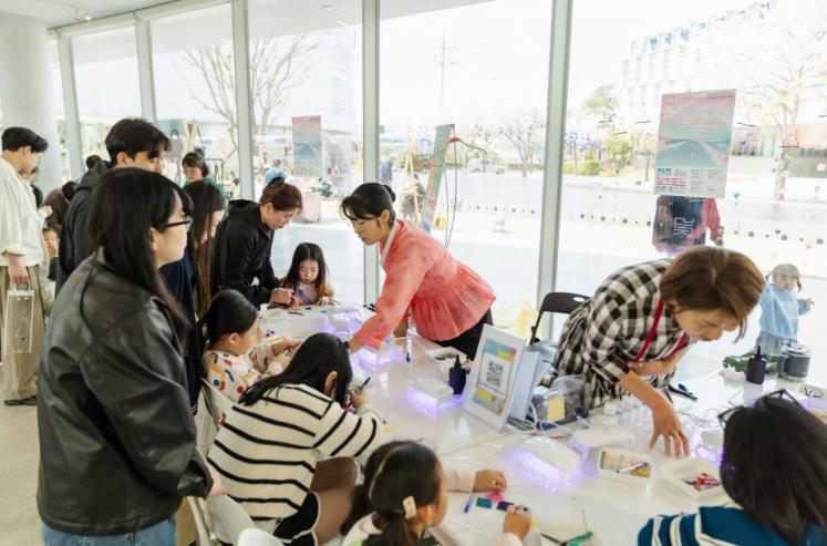 진주의 봄을 화려한 비단 빛으로 물들이다
