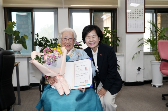 제주도, 무형유산 ‘호상옷’ 신규 보유자에 인정서 수여