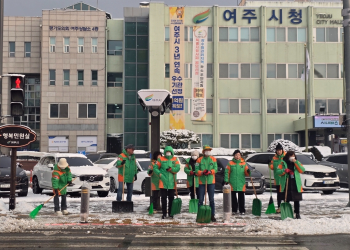 여주시 지역자율방재단, 주민 안전을 위한 신속한 제설활동 실시