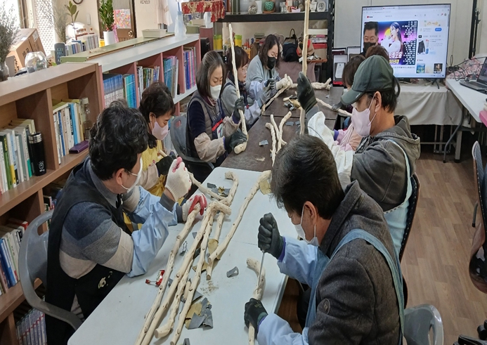 (재)부산사회서비스원, '청려장(장수지팡이) 기술전수 및 보급 사업' 신중년 일자리 21개 창출 성과 및 기부 행사 개최
