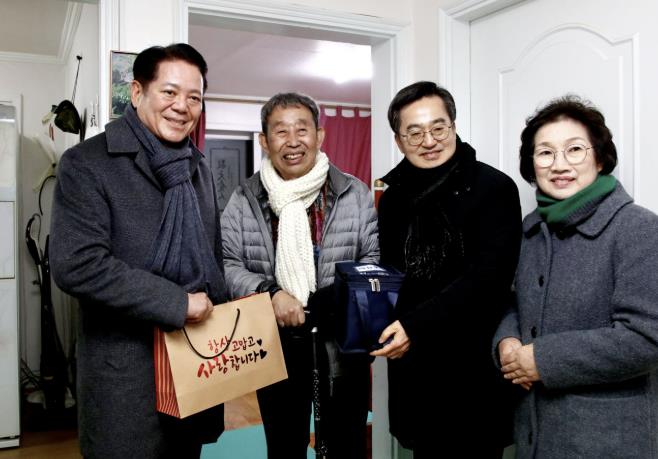 최대호 안양시장, 성탄절 앞두고 '따뜻한 도시락 배달'…재가노인 가정 방문