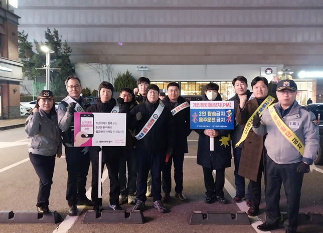 '평온한 성탄절맞이'순찰 릴레이 대전서부경찰서, 교회청년봉사단과 별빛순찰 챌린지 