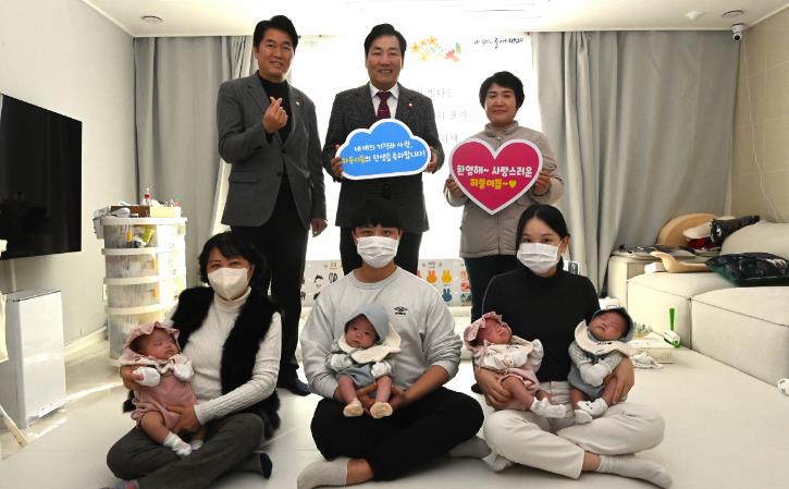 대덕구의회, 네쌍둥이 출산가족 축하 방문