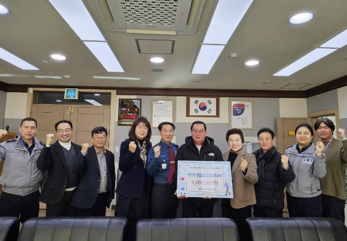 아산시 탕정면생활안전협의회, 탕정면 행복키움에 후원금 100만 원 전달
