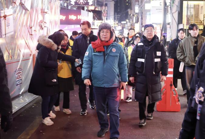 크리스마스 인파 관리 나선 박강수 마포구청장 "안전한 레드로드 조성 총력"