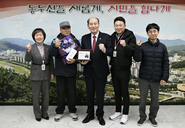 동두천시, 2024년 하반기 정년퇴직 공무직 근로자 공로패 전달식 개최