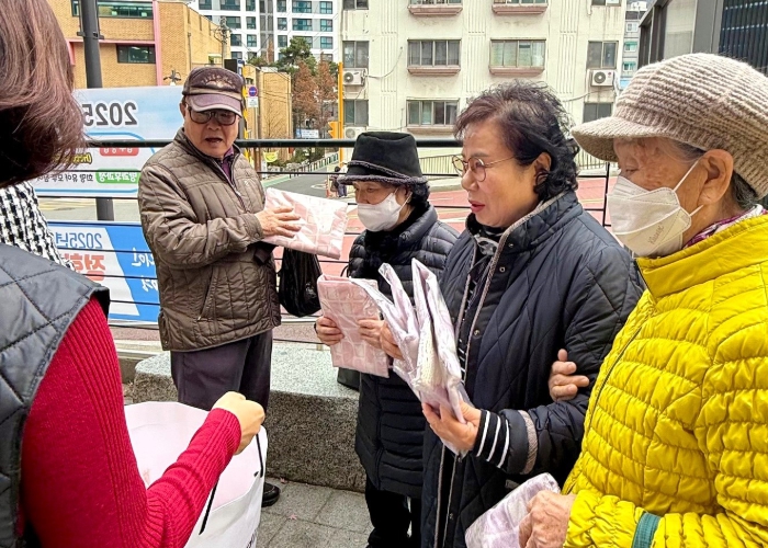 광명7동 체육회장, 관내 어르신들에게 목도리 기부