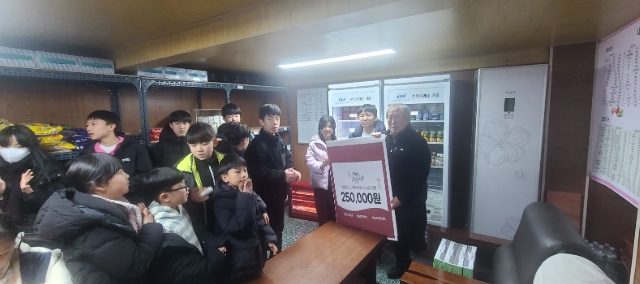 구례군 산동원촌초, 교내 행사 수익금'산동 나누고 가게'에 전달