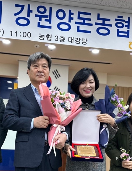 강릉시의회 윤희주 예산결산특별위원장, 제33기 강원양돈농협 정기총회 맞아 감사패 수상