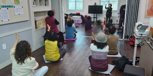청주시 갈산보건진료소, 찾아가는 웃음치료교실 운영