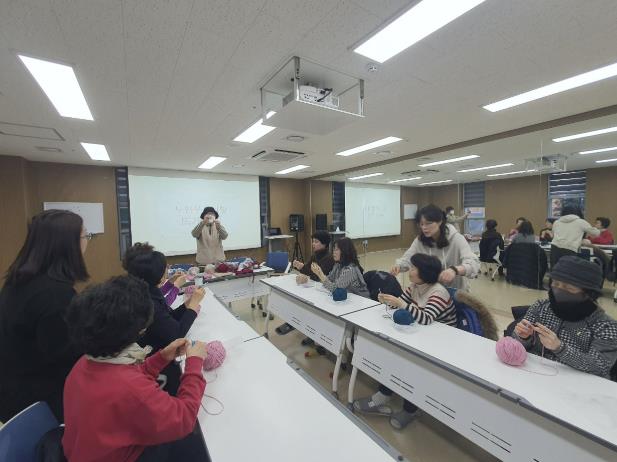 시흥시 신천행복건강센터, 노인 우울예방 뜨개교실 운영 호응 뜨거워