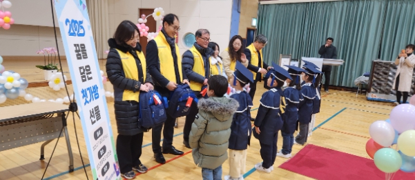 강진 성전면지역사회보장협의체, ‘꿈을 담은 첫 가방’ 선물