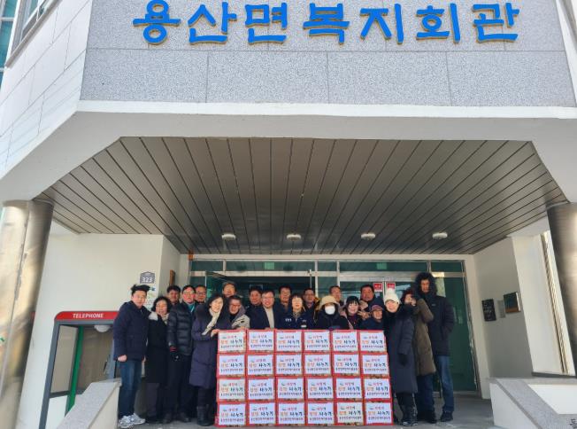 영동군 용산면 주민자치위원회, 정월대보름 맞아 경로당에 전병과자 전달