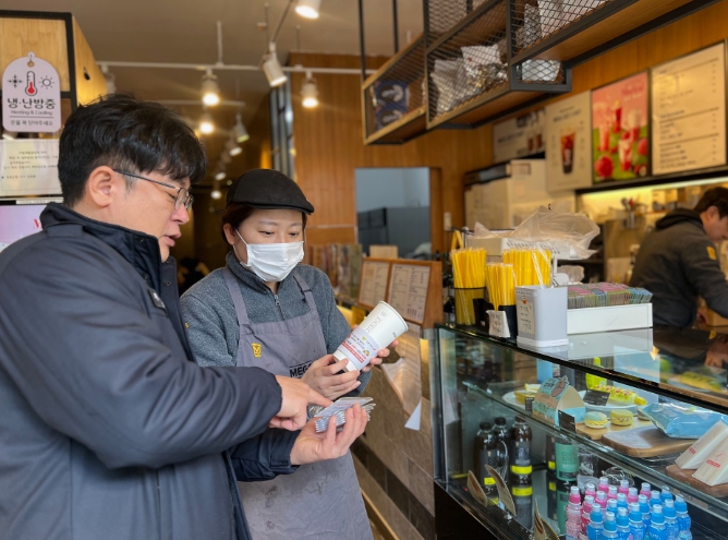 장흥소방서, 겨울철시책 ‘내 손에 소방홍보’ 음료 컵홀더 배부