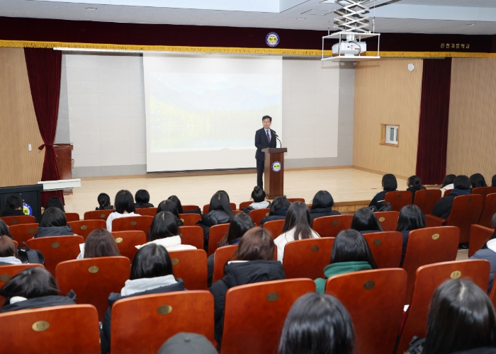 윤건영 교육감, 진천고에 신입생 오리엔테이션 및 방학 교육활동 격려 방문