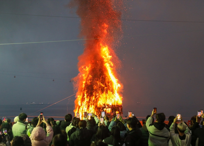 부산 서구 송도 달집 축제 1만 인파 성료
