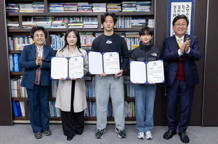 세종시교육청, 제106회 전국동계체육대회 학생선수 입상자 장학금 전달